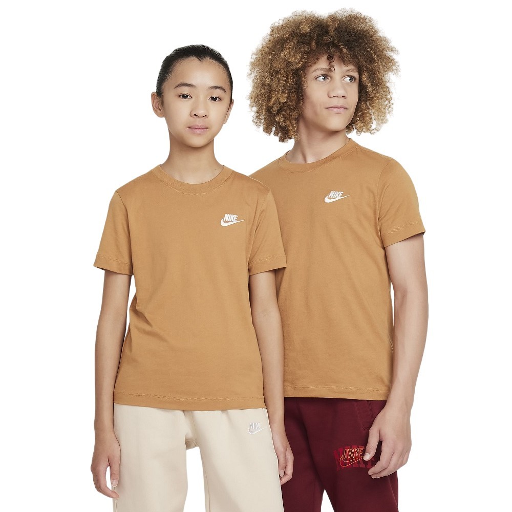 CAMISETA NIKE NSW TEE EMB FUTURA LBR MARROM JUVENIL