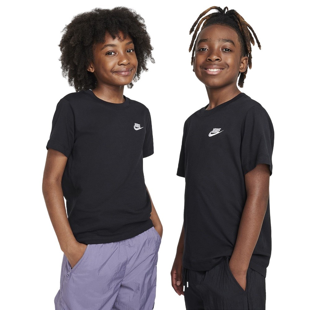 CAMISETA NIKE K NSW TEE EMB FUTURA LBR PRETA JUVENIL