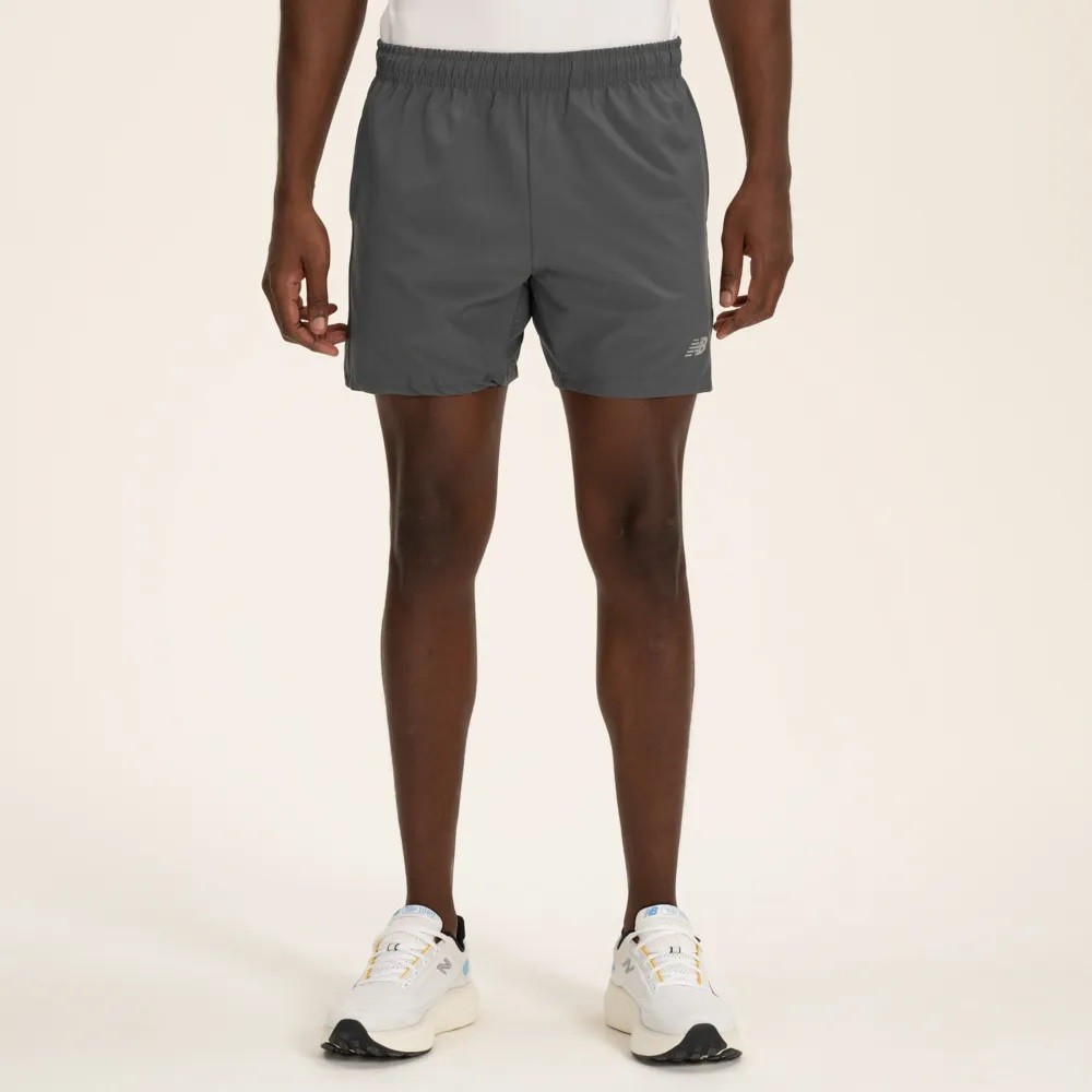 SHORT NEW BALANCE SPORT ESSENTIALS 5" CINZA MASCULINO
