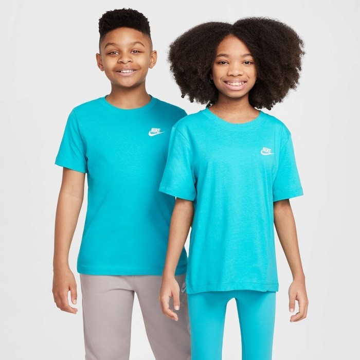 CAMISETA NIKE NSW TEE EMB FUTURA LBR AZUL JUVENIL