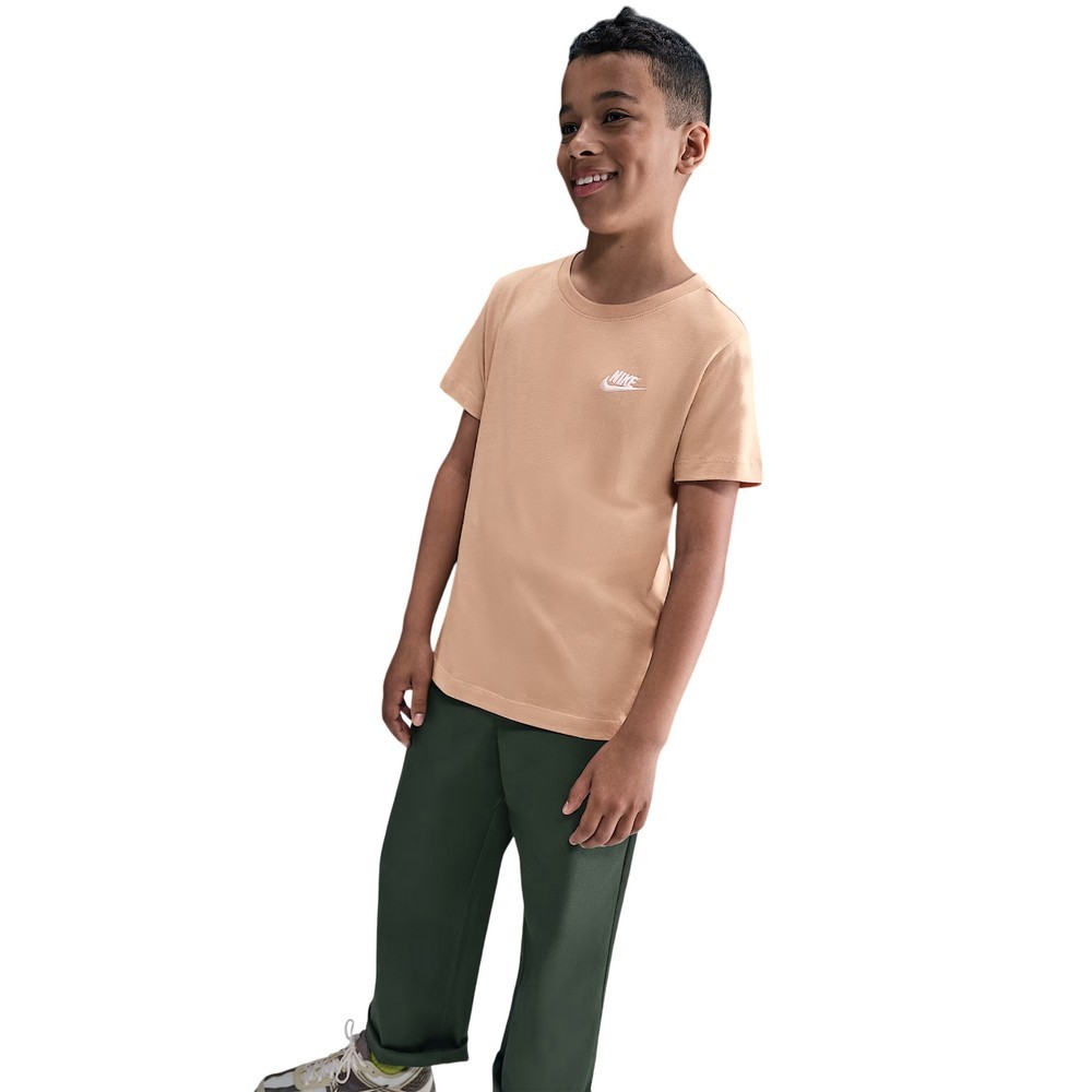 CAMISETA NIKE K NSW TEE EMB FUTURA LBR MARROM JUVENIL