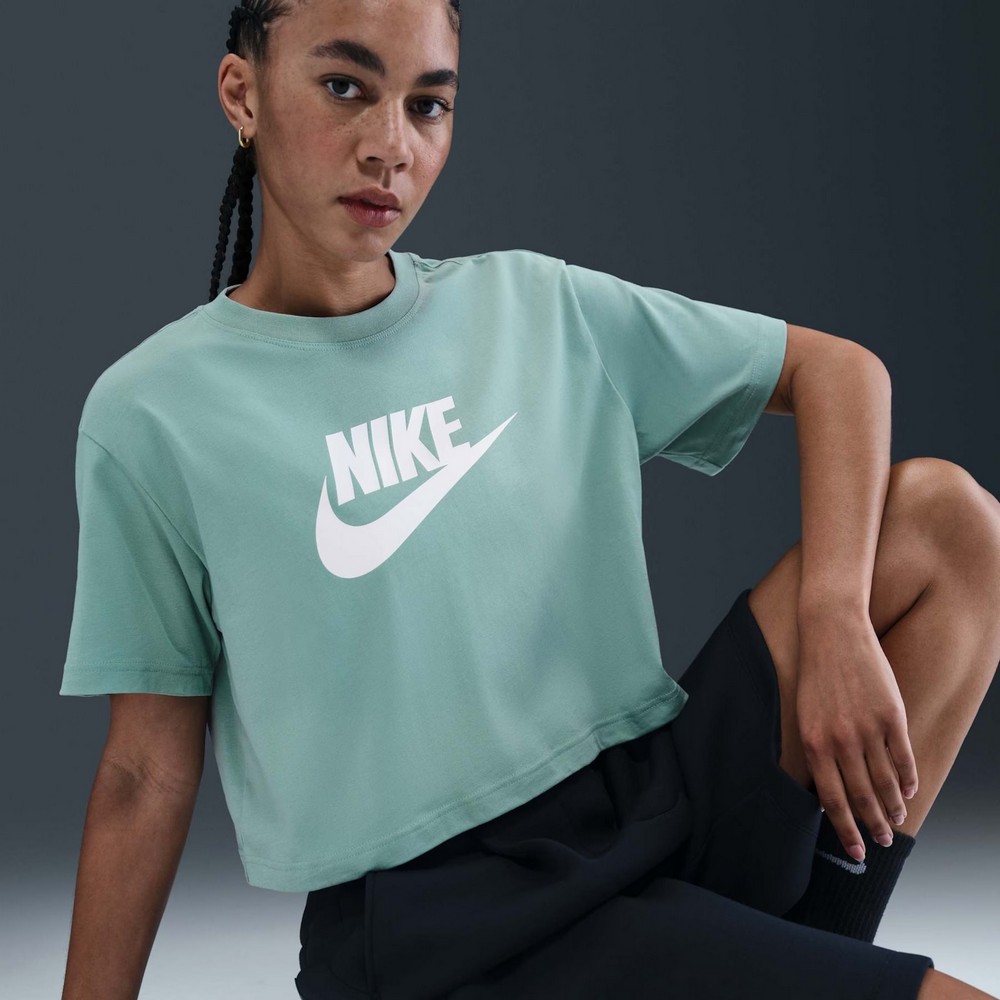 CAMISETA NIKE SPORTSWEAR ESSENTIALS VERDE CLARO FEMININA