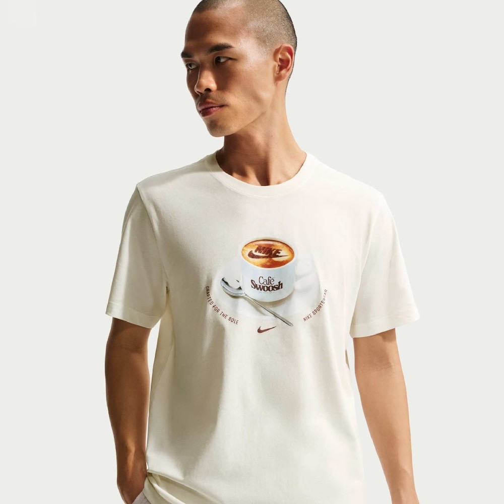CAMISETA NIKE STD CAFE SWOOSH MUG BRANCA MASCULINA