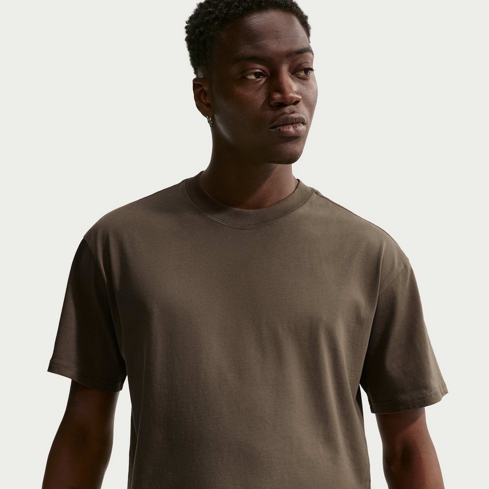 CAMISETA NIKE NSW TEE LSE SHRT BOXY ESSNTL MARROM MASCULINA